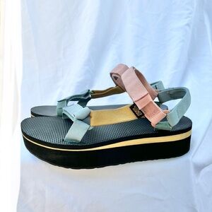TEVA | FLATFORM UNIVERSAL STRAPPED SANDAL IN LIGHT MULTI COLOR SIZE 10